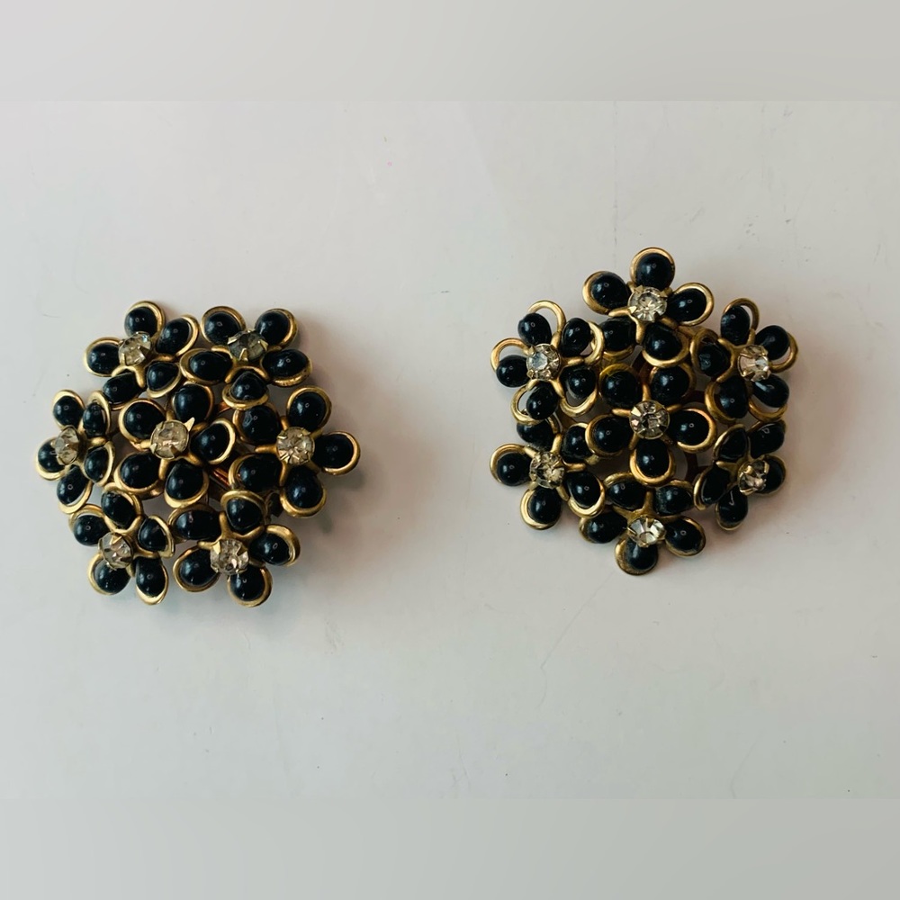 Flowers With Black Stones With Clear Glass Center Costume Clip On Earrings.